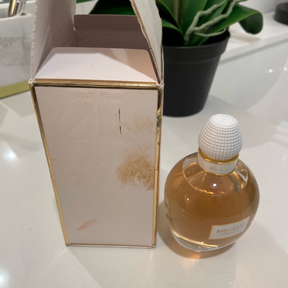 Alexander McQueen Women’s Eau de Perfume Blanche 2.5 Oz perfume Made in … - Picture 4 of 8